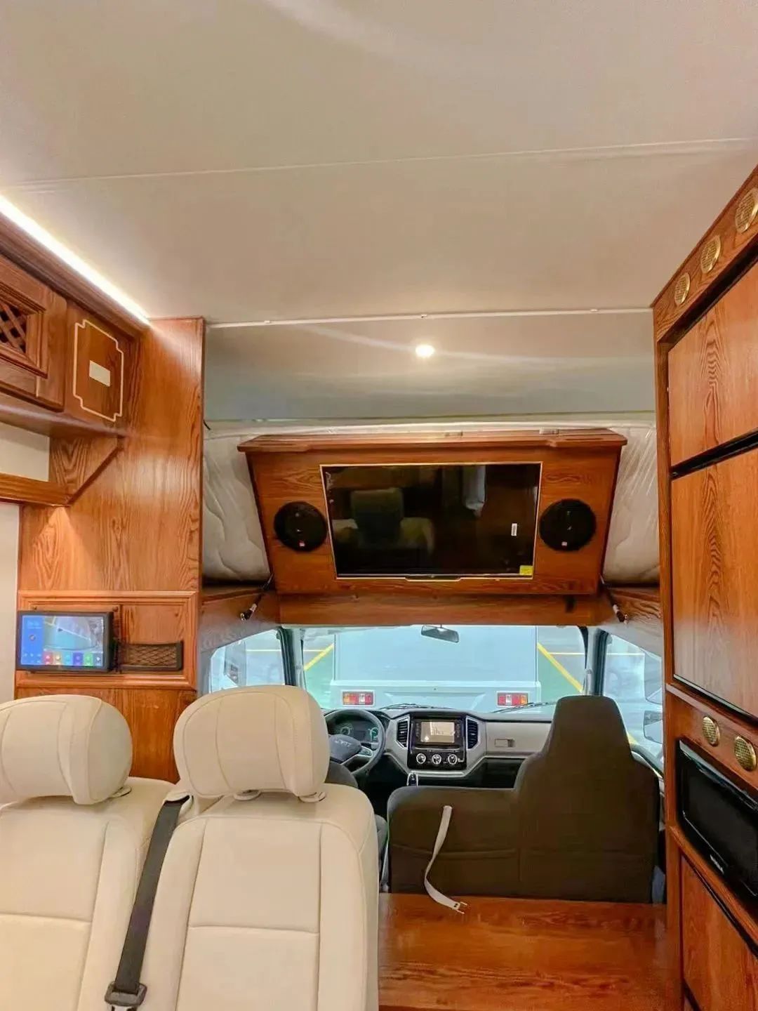 輕卡C型房車，實(shí)木內(nèi)飾，同時具備超大廚房區(qū)，支持48伏系統(tǒng)，支持個性化定制-4.jpg