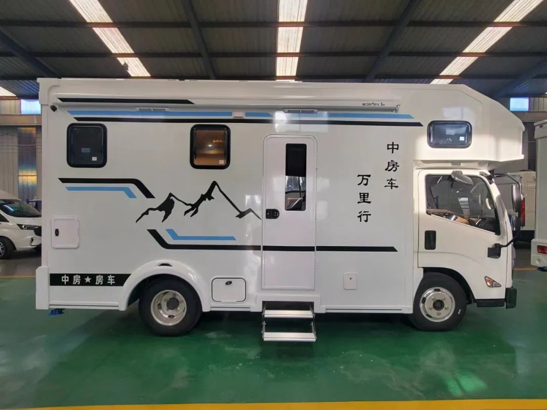輕卡C型房車，實(shí)木內(nèi)飾，同時具備超大廚房區(qū)，支持48伏系統(tǒng)，支持個性化定制-2.jpg