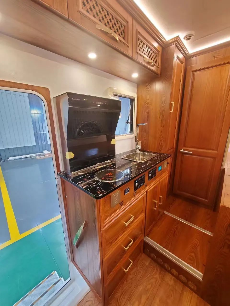 輕卡C型房車，實(shí)木內(nèi)飾，同時具備超大廚房區(qū)，支持48伏系統(tǒng)，支持個性化定制-6.jpg