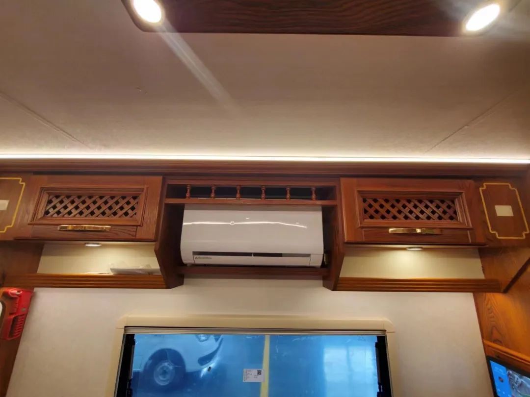 輕卡C型房車，實(shí)木內(nèi)飾，同時具備超大廚房區(qū)，支持48伏系統(tǒng)，支持個性化定制-8.jpg