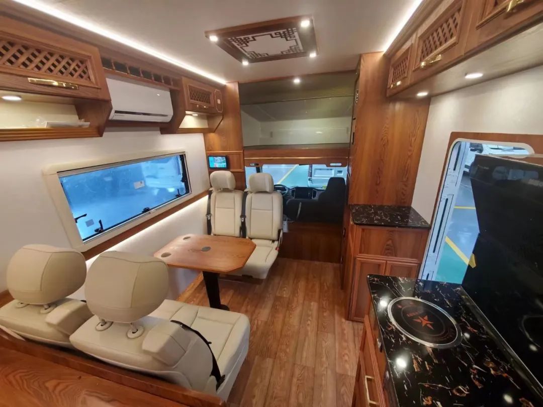 輕卡C型房車，實(shí)木內(nèi)飾，同時具備超大廚房區(qū)，支持48伏系統(tǒng)，支持個性化定制-7.jpg