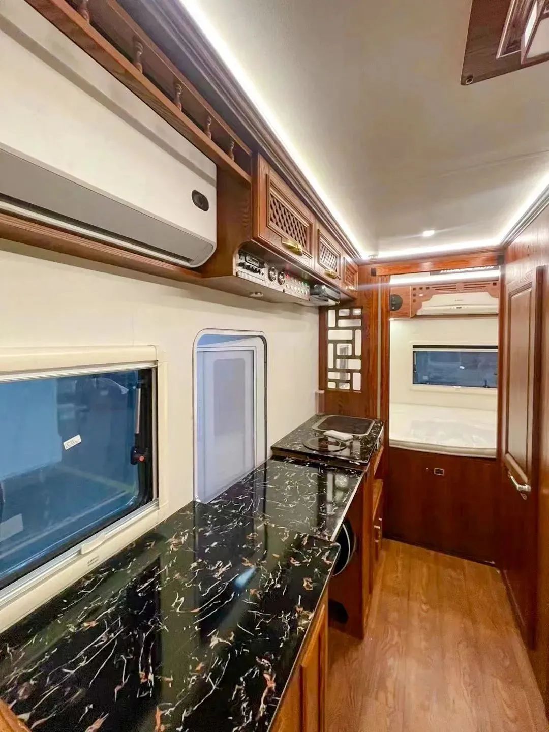 輕卡C型房車，實(shí)木內(nèi)飾，同時具備超大廚房區(qū)，支持48伏系統(tǒng)，支持個性化定制-10.jpg