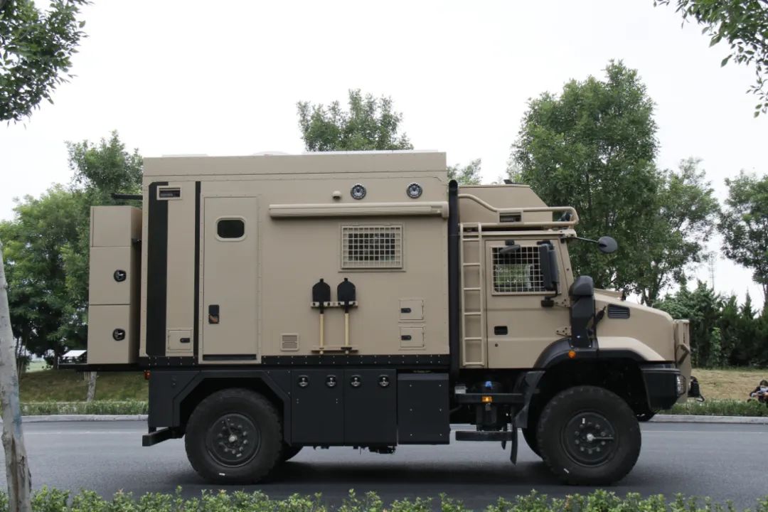 一汽解放·雪鷹房車，真正的越野房車，藍(lán)牌C照輕松駕馭-7.jpg
